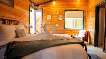 Unit 9-Violet-Green Swallow (The Marilyn Monroe Cabin) | Egyptian cotton sheets, premium bedding, minibar, free WiFi