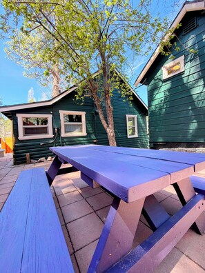 BBQ/picnic Area - Arkouda Cabins (Big Bear Lake)