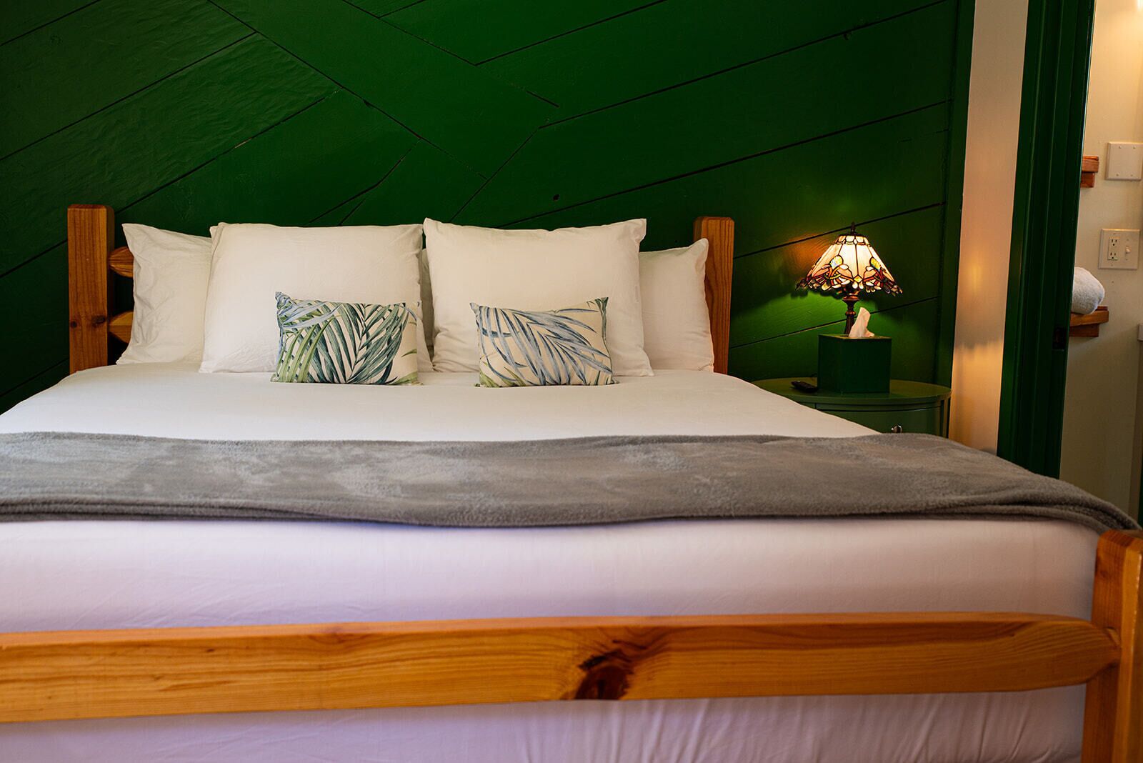 (C3) Anna's Hummingbird- The Remote Work | Egyptian cotton sheets, premium bedding, minibar, free WiFi