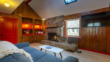 Family Cabin, 2 Bedrooms, Hot Tub | Living area