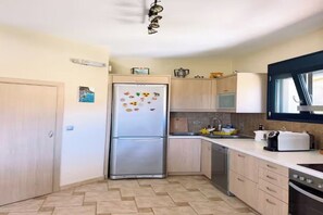 Microwave, oven, stovetop, dishwasher - Casa Anna Maria luxury villa near the sea (Heraklion)
