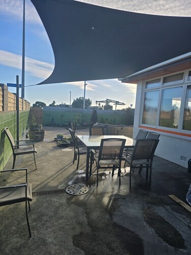 2-Bed Beachside Bach, Garage, Sleeps 6 – Beach, Hot Pools, Shops & Playground.