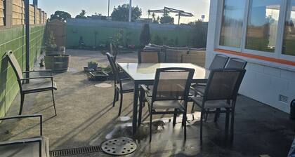 2-Bed Beachside Bach, Garage, Sleeps 6 – Beach, Hot Pools, Shops & Playground.