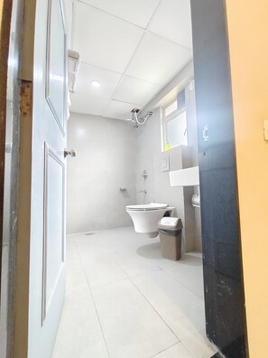 Regadera, amenidades de baño gratuitas, jabón 