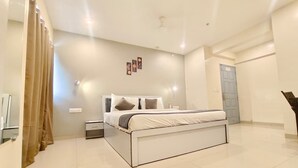 Luxury Double Room | Desk, WiFi (free) - Housemate Hotels & Restaurant  (Pune)