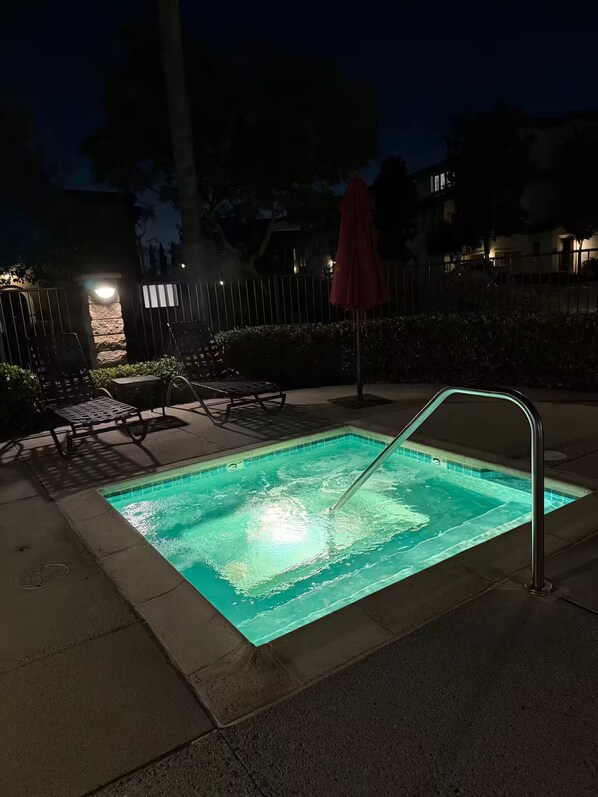 Outdoor spa tub - Home Sweet Home (Chula Vista)