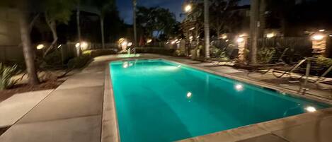 Alberca al aire libre y alberca climatizada