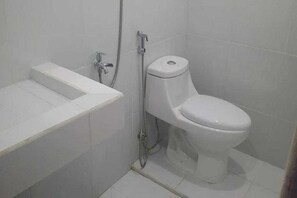 デラックス ダブルルーム | バスルーム | シャワー、バスアメニティ (無料)、スリッパ、ビデ