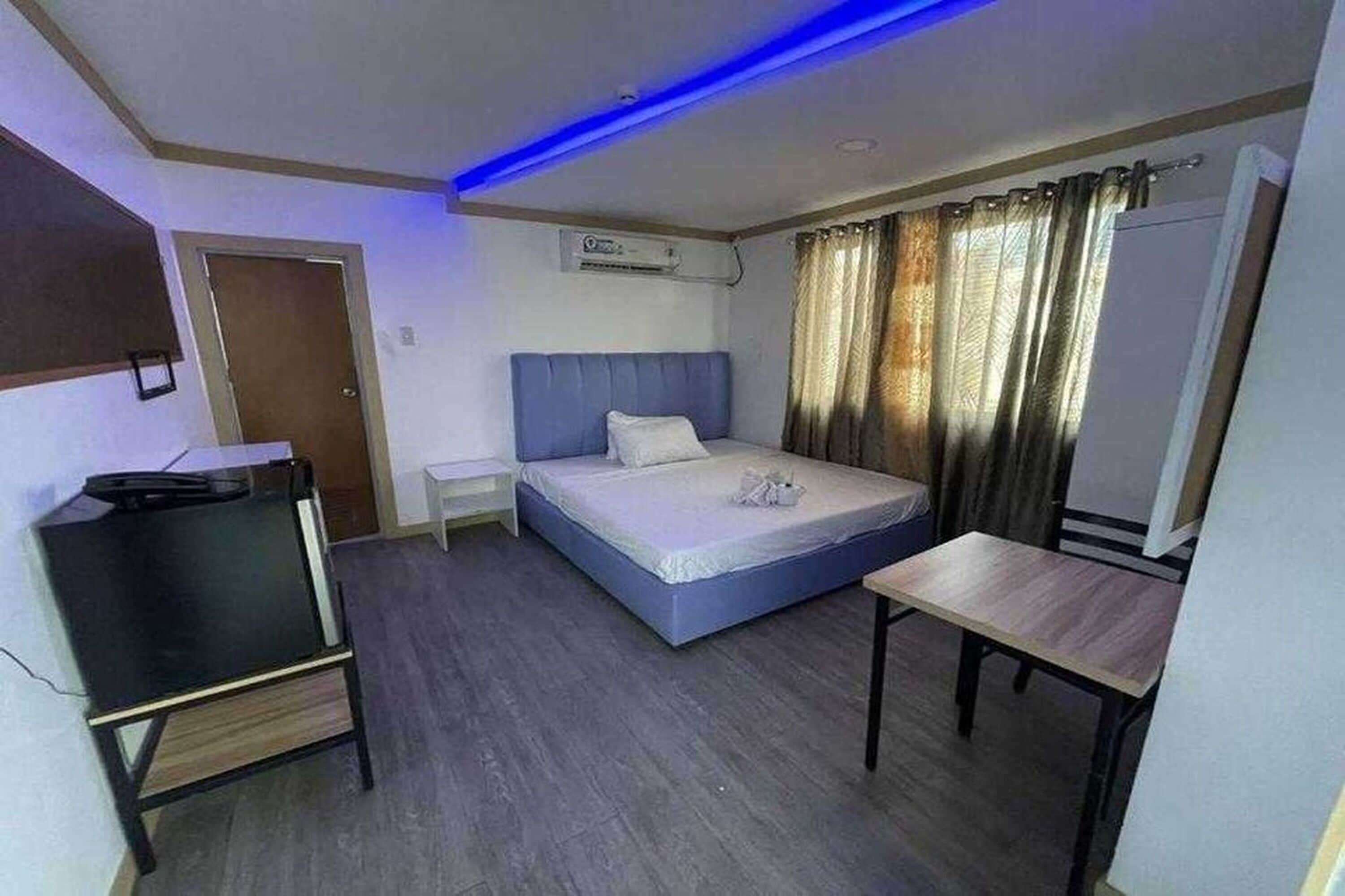 Premium bedding, desk, bed sheets
