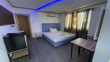 Premium bedding, desk, bed sheets