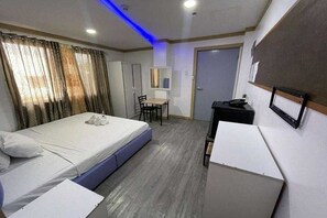 デラックス ダブルルーム | 高級寝具、デスク、WiFi (無料)、ベッドシーツ