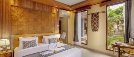 Deluxe Room, Balcony, City View | Living area