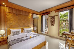 Deluxe Room, Balcony, City View | Living area