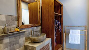 Douche, serviettes fournies, savon, shampoing