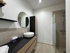 Deluxe Triple Room, Park View | Bathroom