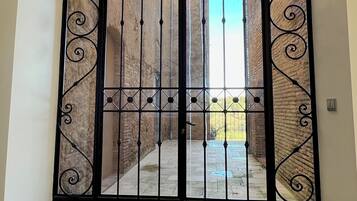 Comfort-huoneisto, nÀköala mÀelle | Terassi/patio