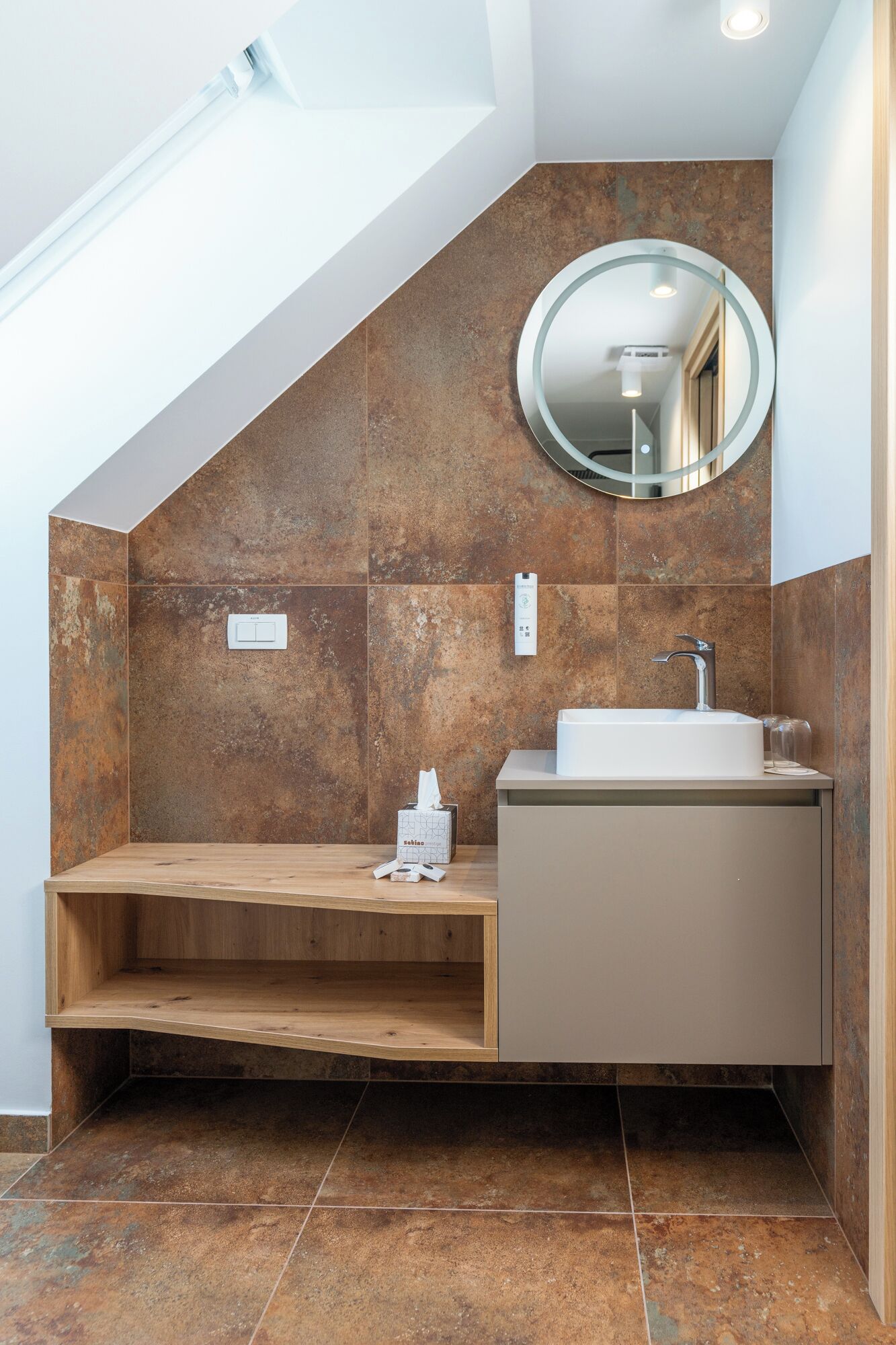 Comfort-Doppelzimmer, Balkon, Bergblick | Badezimmer | Hausschuhe