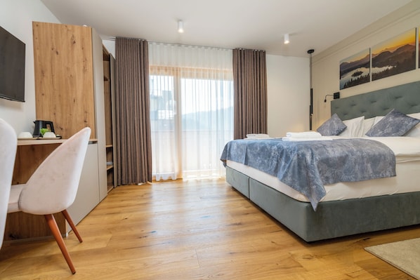 خزنة داخل الغرفة وستائر تعتيم ومكواة/لوح كي وواي فاي مجانًا