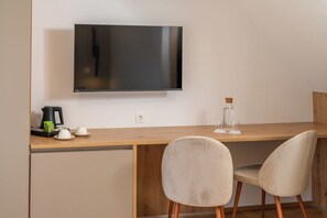 خزنة داخل الغرفة وستائر تعتيم ومكواة/لوح كي وواي فاي مجانًا