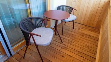 Deluxe-Doppelzimmer, Balkon, Bergblick | Terrasse/Patio