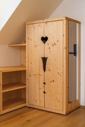 خزنة داخل الغرفة وستائر تعتيم ومكواة/لوح كي وواي فاي مجانًا