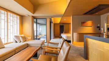 Suíte, 2 camas de casal, terraço, vista para a montanha | Área de estar | TV de tela plana 50 polegadas com canais digitais