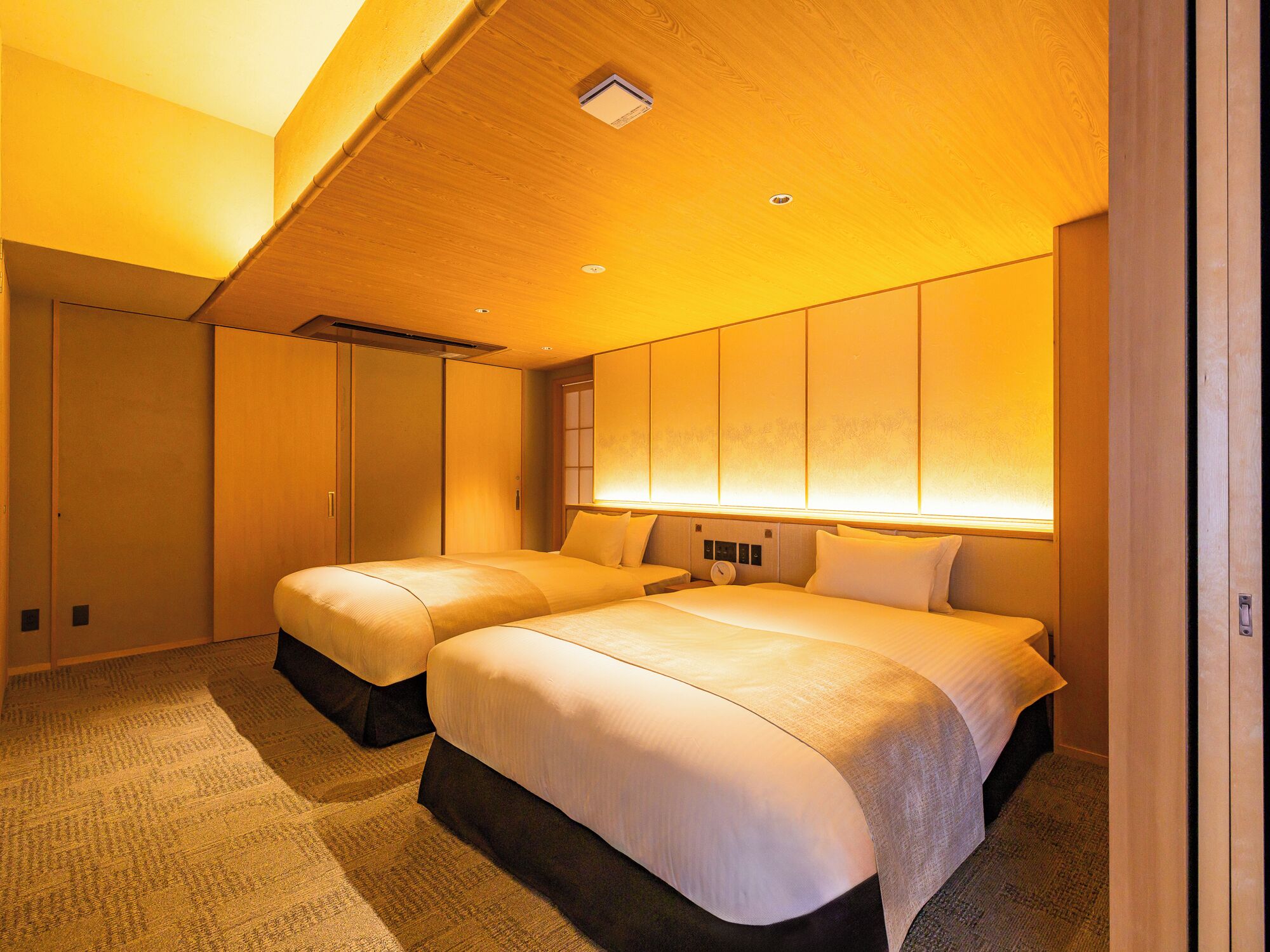 Suite, 2 llits dobles, terrassa, vistes a la muntanya | Caixa forta a l'habitació i cortines opaques 