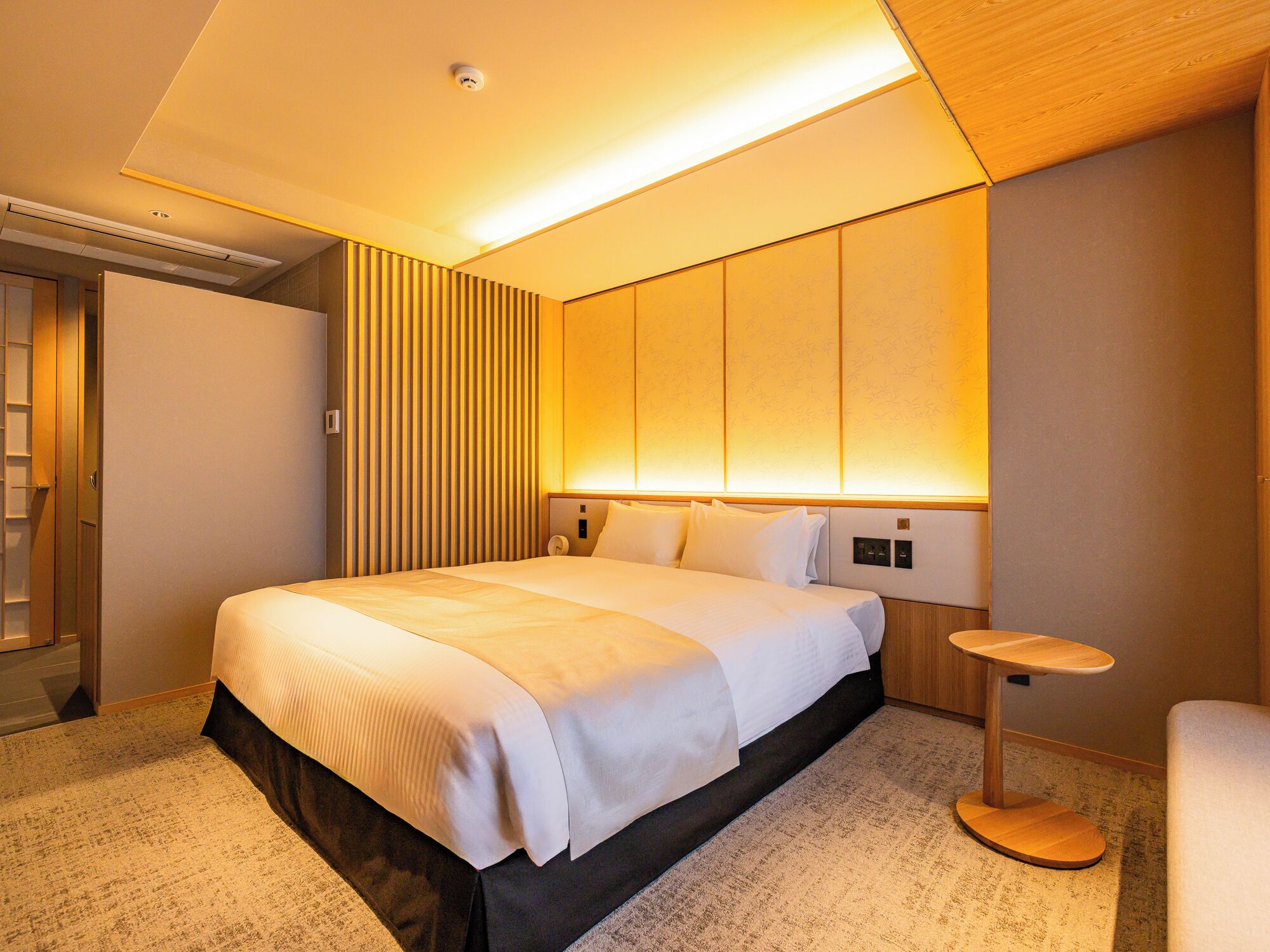 Habitació doble estàndard, 1 llit de matrimoni gran, no fumadors, vistes al riu | Caixa forta a l'habitació i cortines opaques 