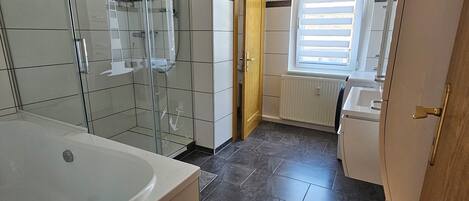 Een haardroger, handdoeken, zeep, toiletpapier