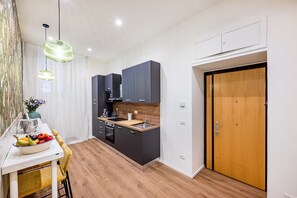 Geladeira, micro-ondas, fogão, cooktop