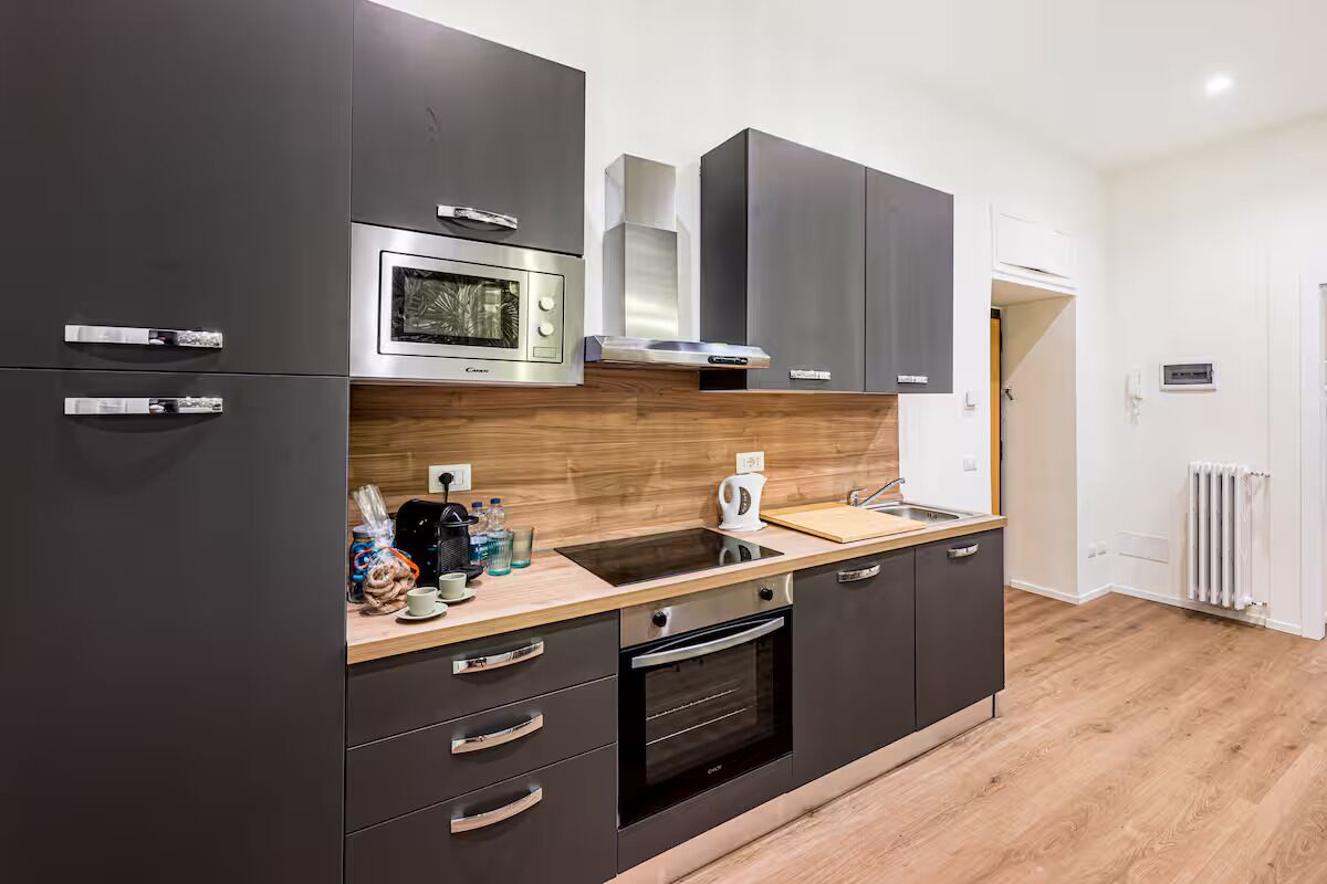 Kühlschrank, Mikrowelle, Ofen, Herdplatte