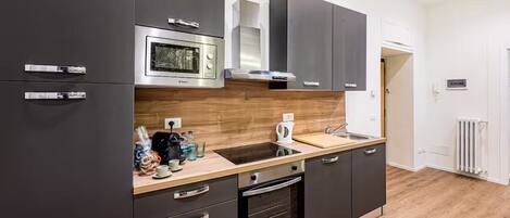 Kühlschrank, Mikrowelle, Ofen, Herdplatte