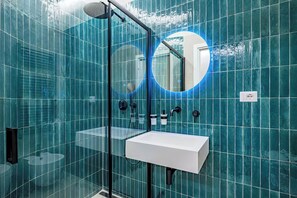 Dusche, Haartrockner, Bidet, Handtücher