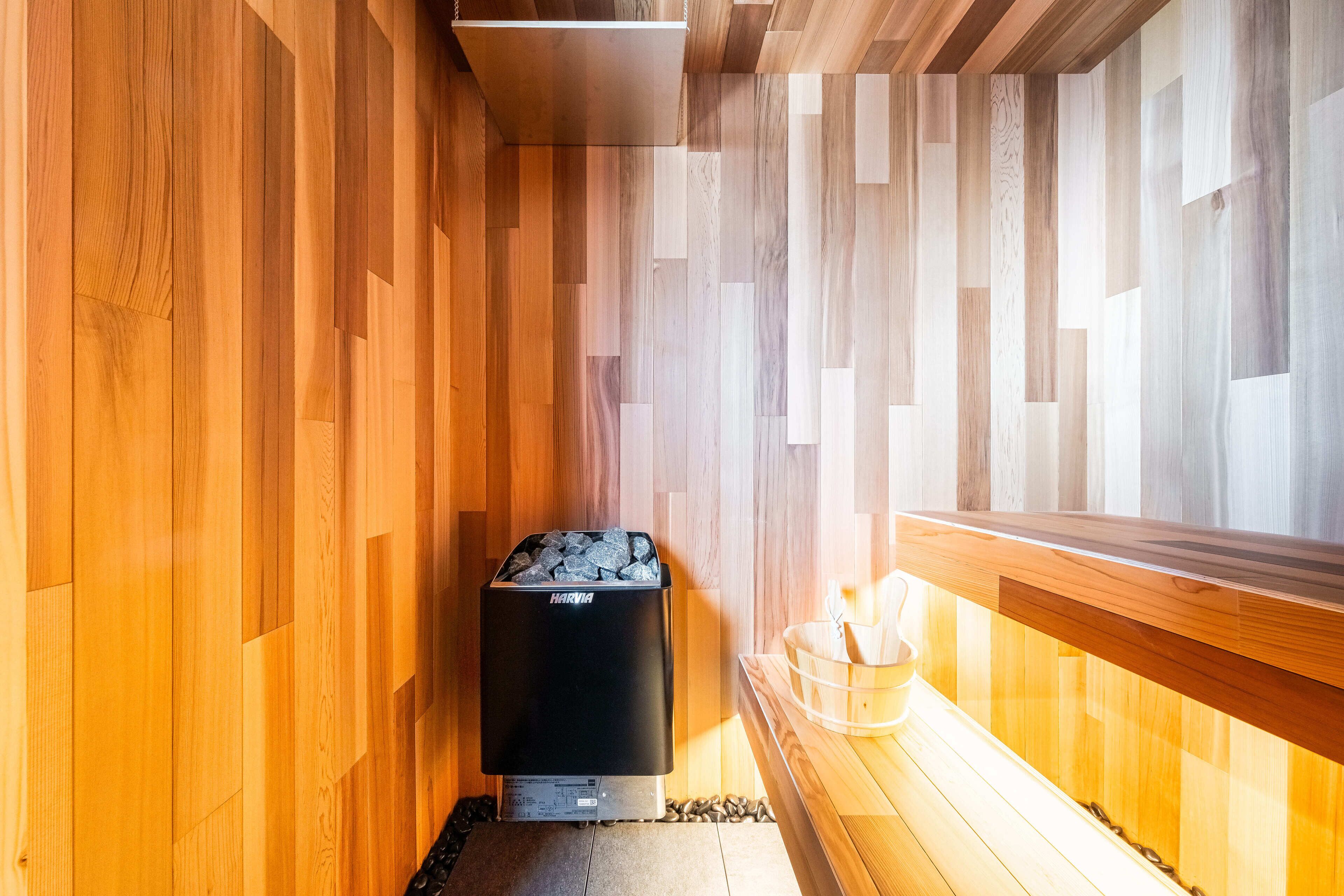 Una sauna con paredes de madera y un banco.