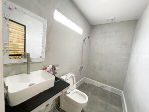 منزل صغير بتجهيزات أساسية - بشرفة - منظر للحديقة | حمام | تجهيزات دش، مستلزمات مجانية للعناية الشخصية، مناشف، ورق حمّام