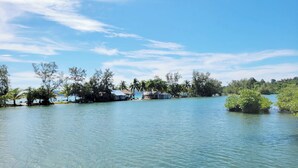Un lac paisible, bordé de petites maisons et d’arbres.