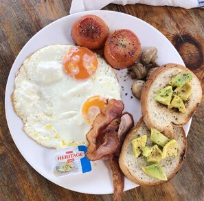 Desayuno continental diario (USD 5 por persona)