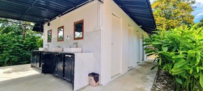 Douche, articles de toilette gratuits, serviettes fournies