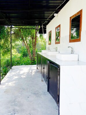 Shower, free toiletries, towels, toilet paper - Koh Rong Lagoon Bar And Restaurant (Koh Rong)