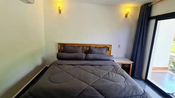 Eenvoudige bungalow, balkon, uitzicht op tuin | Gratis wifi