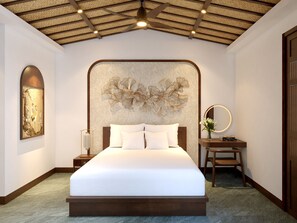 Camera da letto moderna con un letto grande, un elemento decorativo a parete, un comodino con specchio e un soffitto in legno.