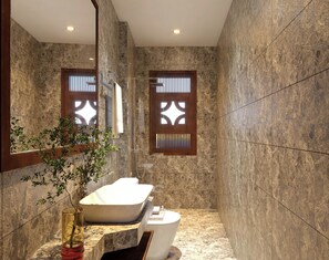 Un bagno moderno con una vasca da bagno indipendente, un water e un grande specchio.