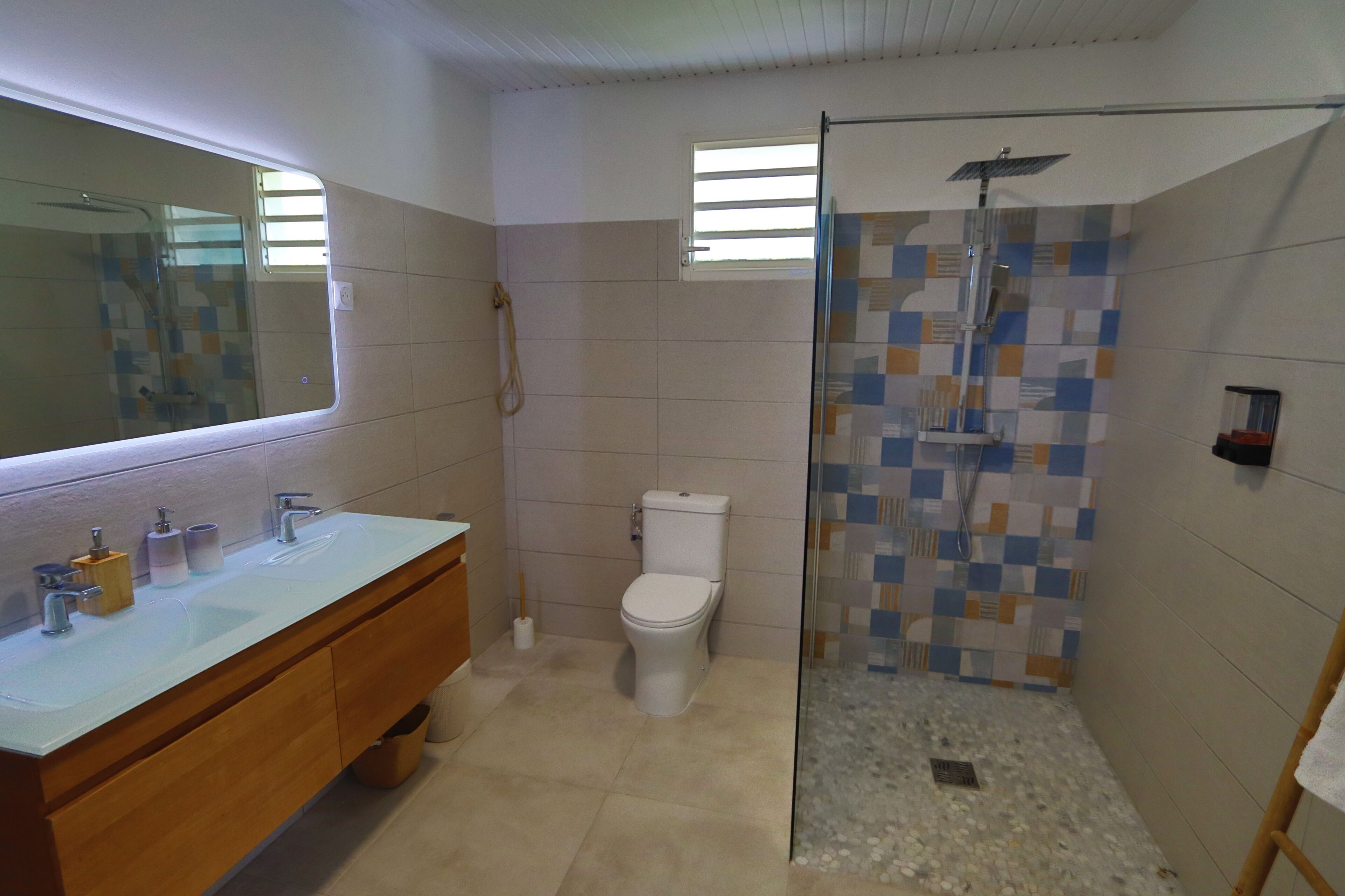 Deluxe dubbelrum - utsikt mot havsviken | Badrum