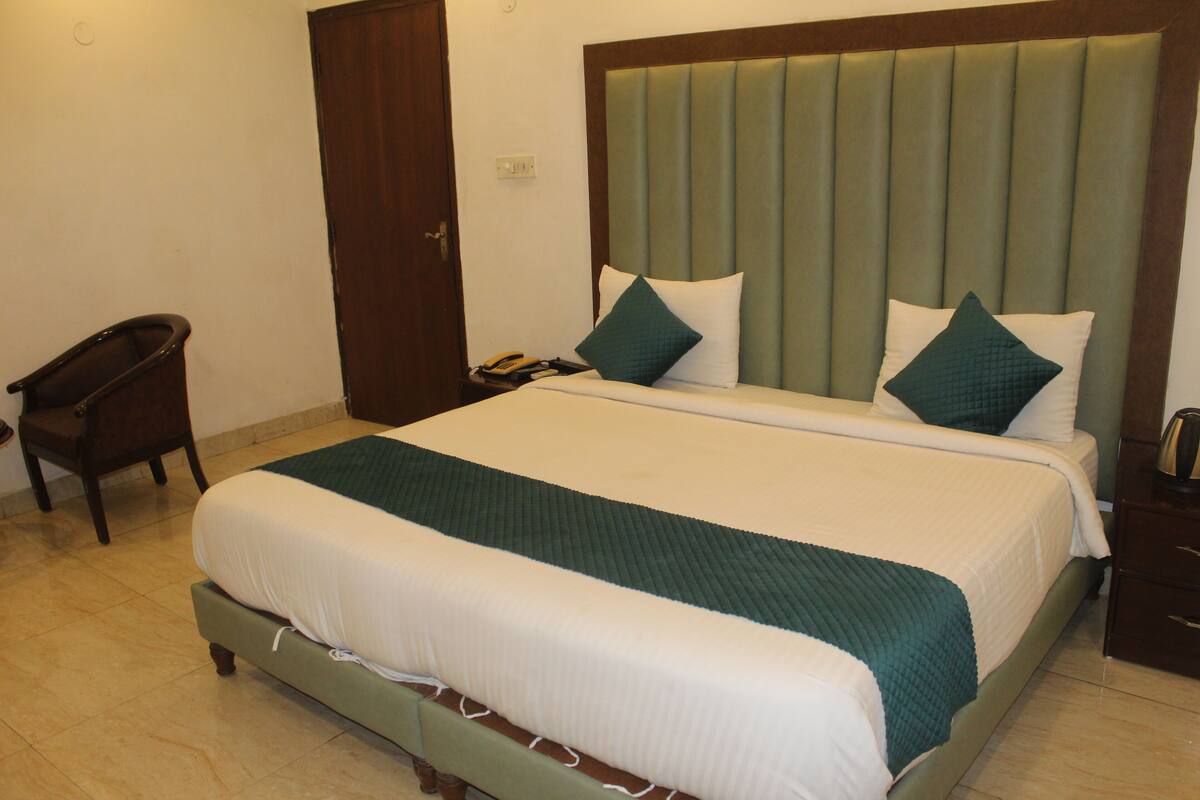 Quarto casal luxo | Escrivaninha, espaço de trabalho para notebook, Wi-Fi de cortesia