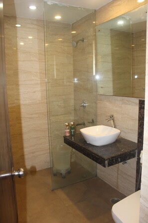 Deluxe Room | Bathroom | Shower, rainfall showerhead, free toiletries, towels - Khanna Residency (New Delhi)