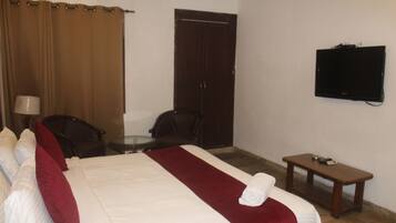 Deluxe Double Room | Desk, laptop workspace, free WiFi