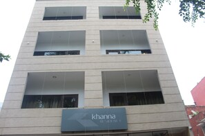 Vista frontal de la propiedad