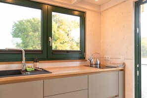 Kühlschrank, Herdplatte, Wasserkocher mit Kaffee-/Teezubehör