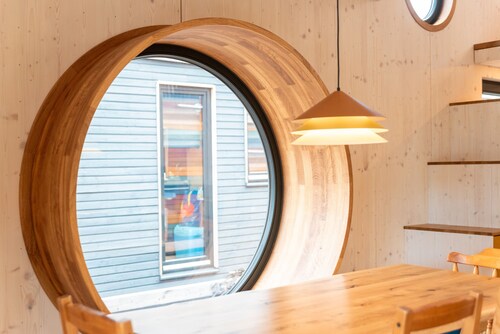 Geräumiges Hausboot mit Dachterrasse, Kamin und Schaukel auf der Dove Elbe