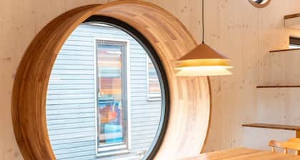 Geräumiges Hausboot mit Dachterrasse, Kamin und Schaukel auf der Dove Elbe